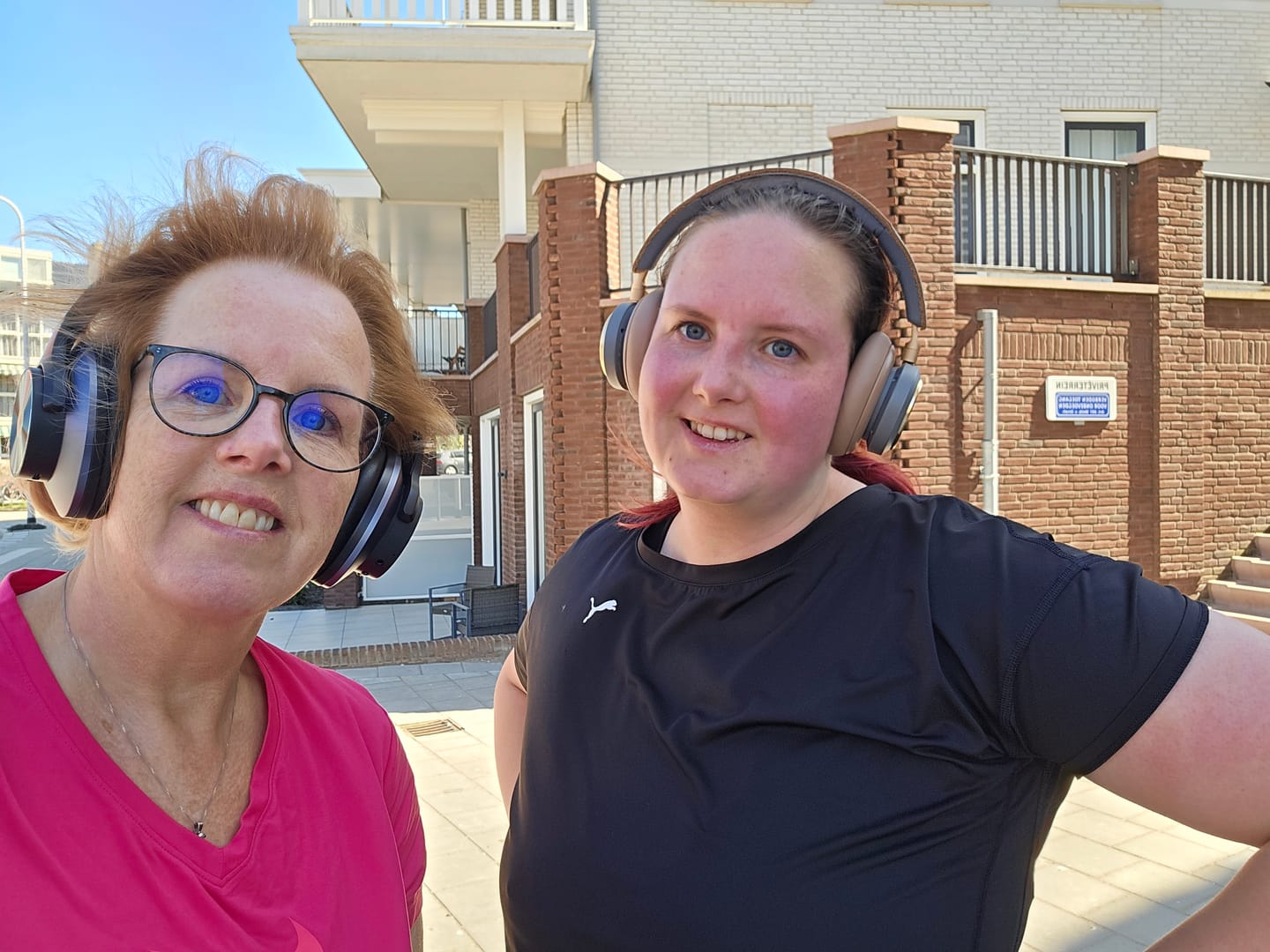 Customer photo review of Oneodio A Series - Bluetooth 5.0 Active Noise Cancelling Wireless Headphones - Built-in Microphone, Type C Charging & Carry Case