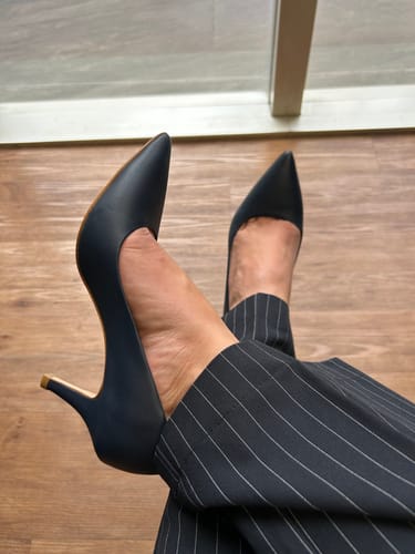 Customer photo review of Scarpin Salto Fino Couro Azul Marinho