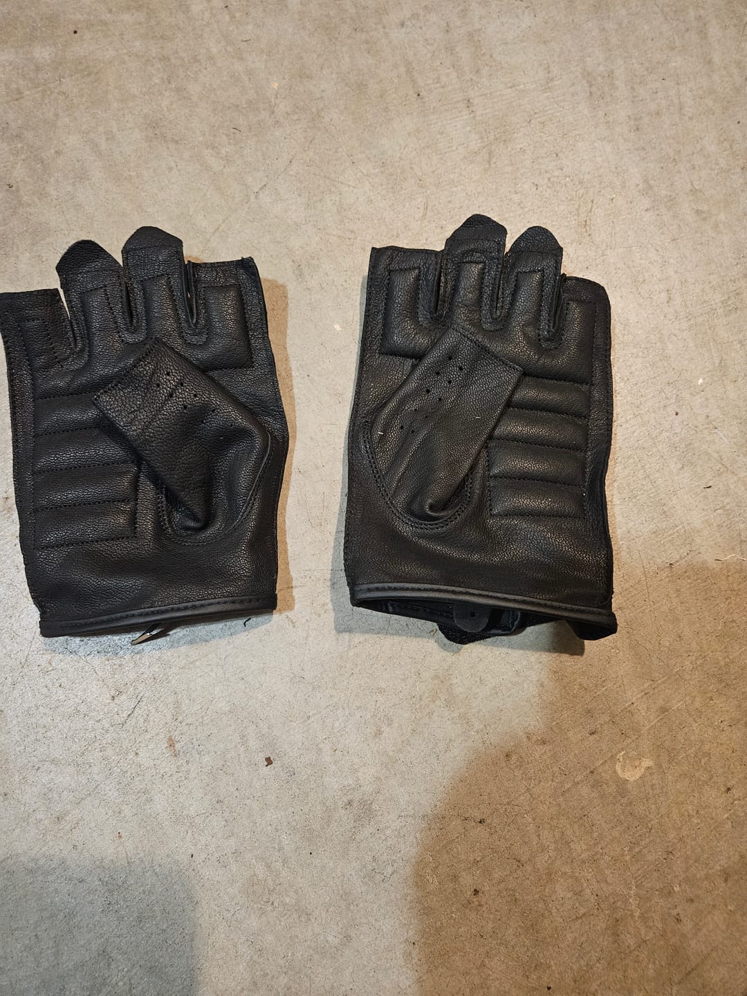Customer photo review of Men's Fingerless Leather Gloves with Padded Palm
