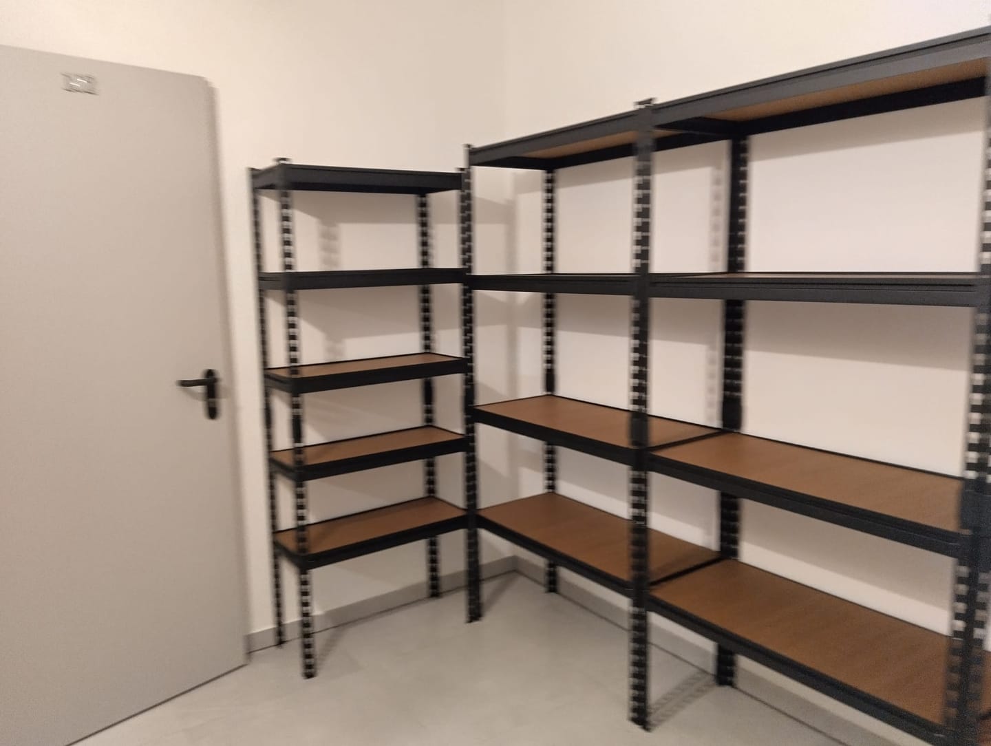 Customer photo review of כוננית מתכת פרמיום 5 מדפים מודולריים גובה 1.8 מטר