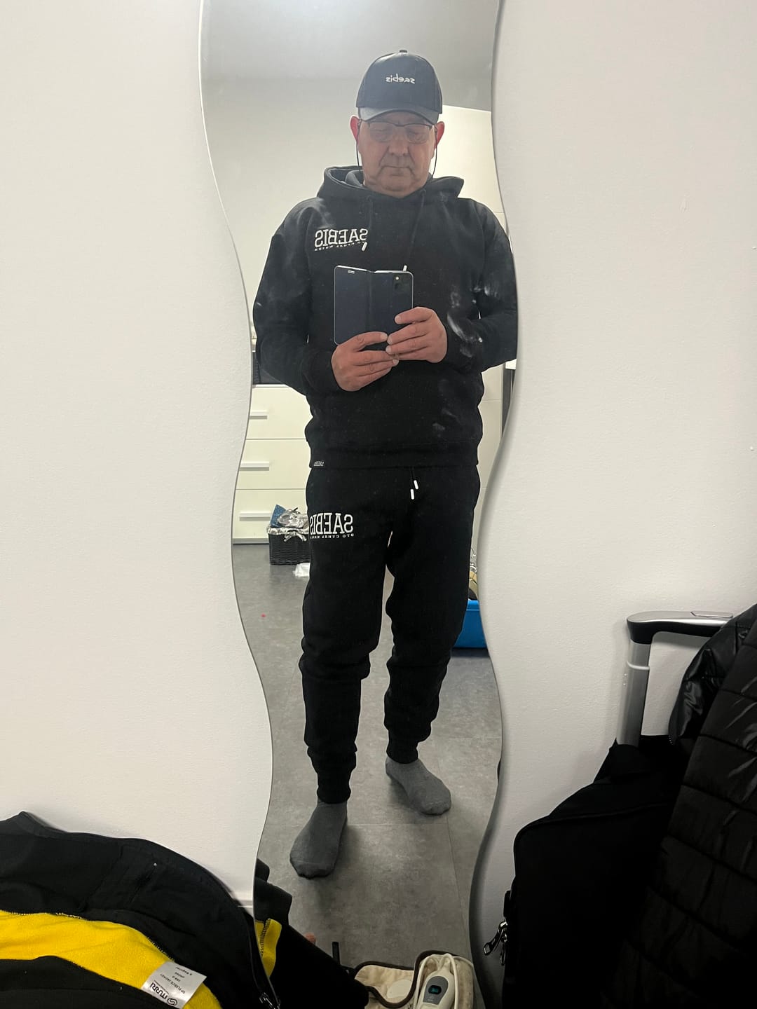 Customer photo review of Lifestyle Herren Hoodie schwarz mit Stickerei by SAEBIS®