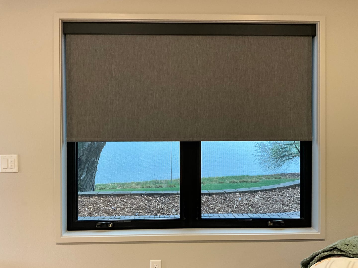 Customer photo review of SmartWings Motorized Roller Shades 100% Blackout Dual-Sided Bouvardia