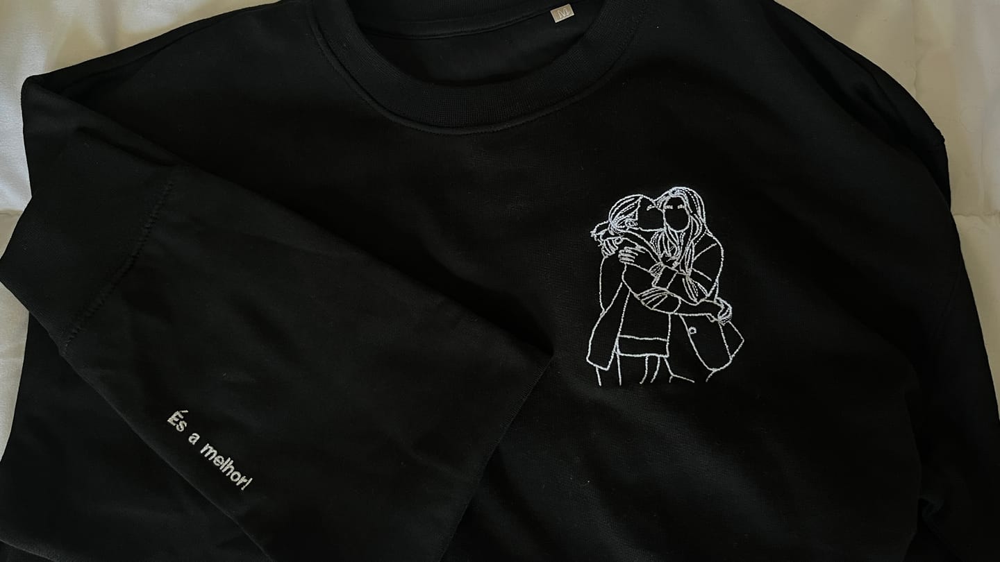 Customer photo review of Hoodie Retrato Line Art Personalizável