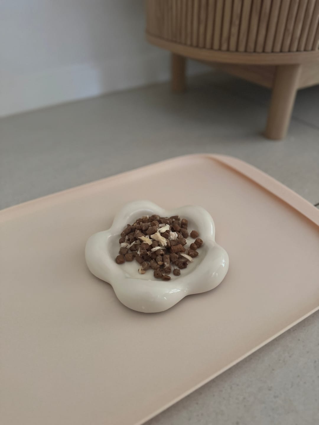 Customer photo review of Flower-Shaped Ceramic Pet Food Plate Cat Bowl