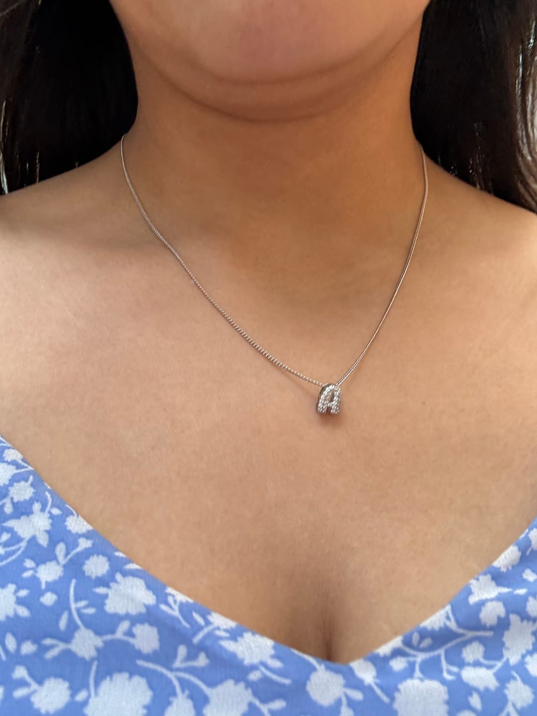 Customer photo review of Collar Plateado Inicial Mini Bubble Zirconias