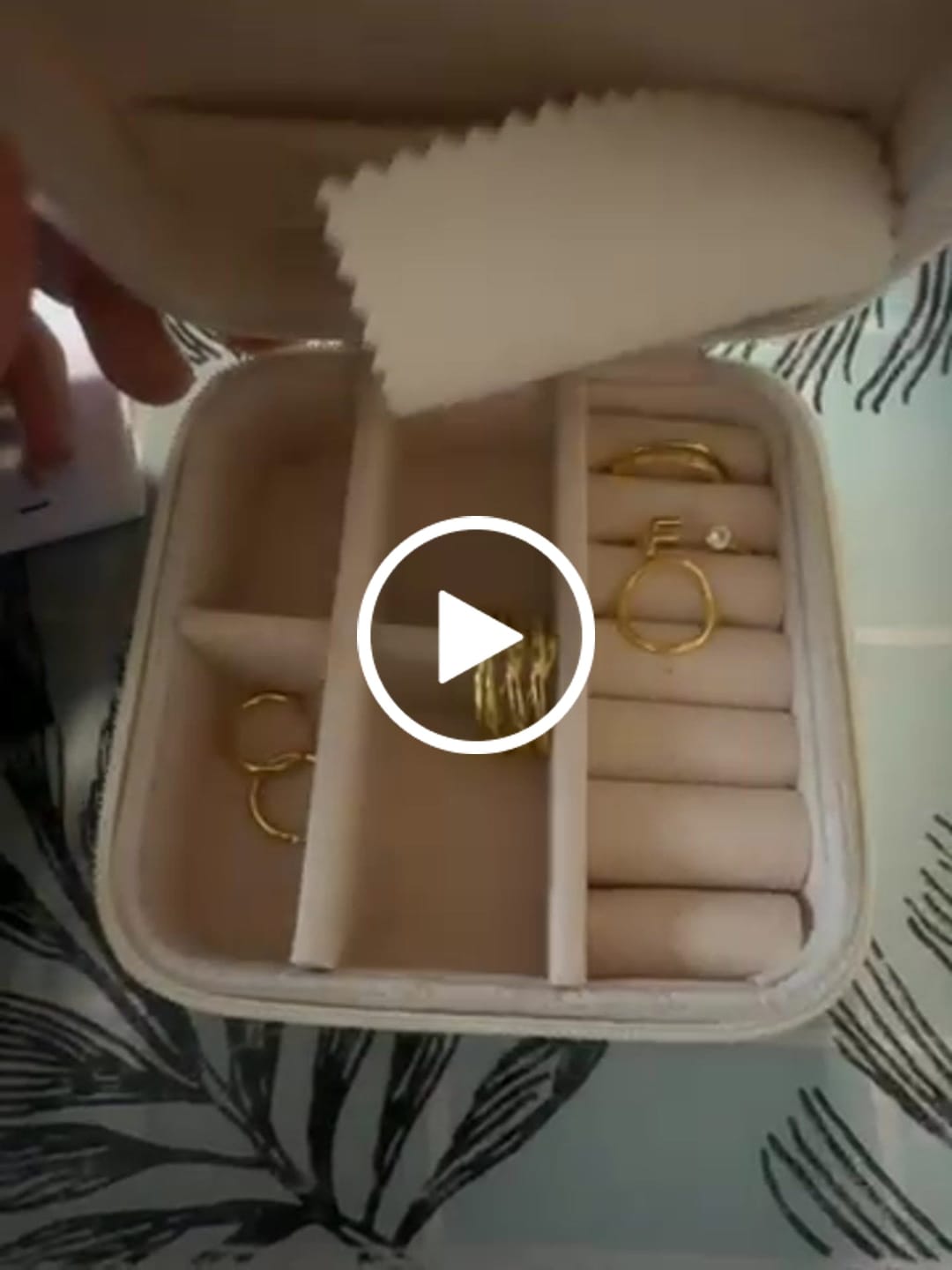 Customer video review of Anillo Ovali