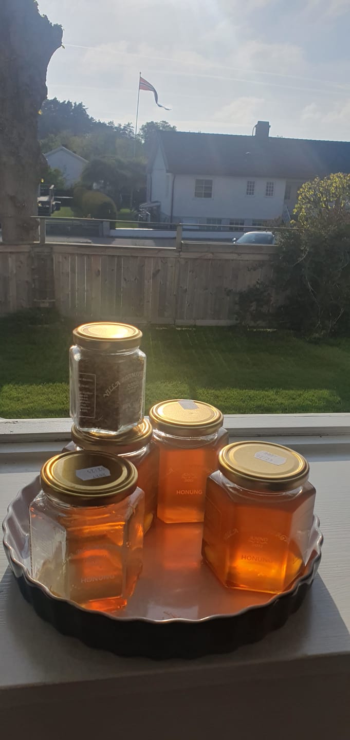 Customer photo review of 2 kg flytande honung + 110g bipollen för 579kr ink. fri frakt!