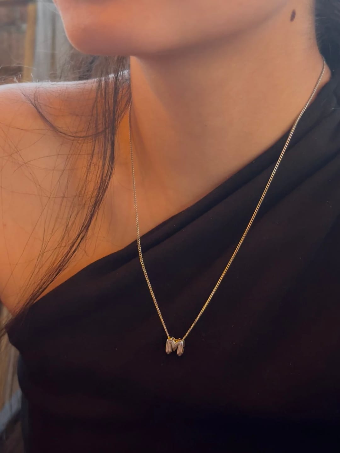 Customer photo review of Collar Plateado Mini Inicial Bubble