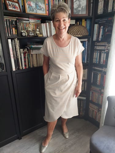 Customer photo review of Robe Angèle en maille rayée camel/blanc