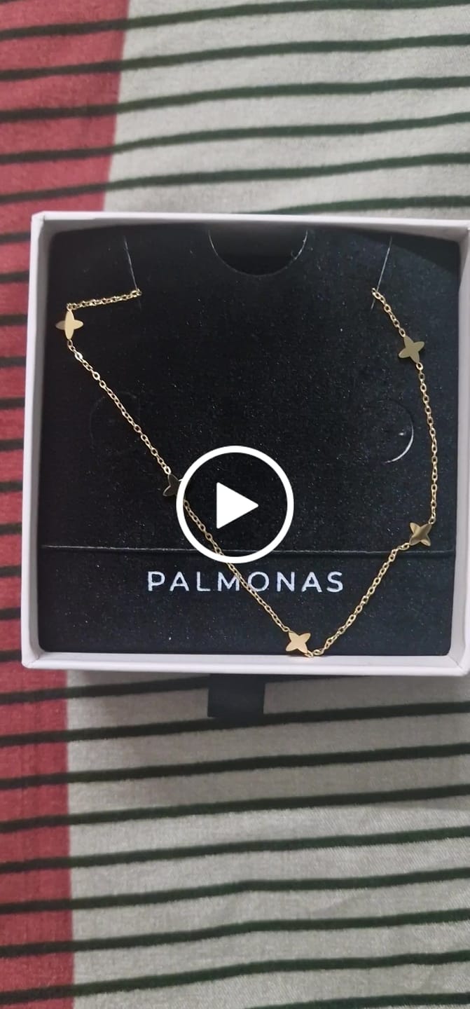 Customer video review of Dainty clover flower necklace