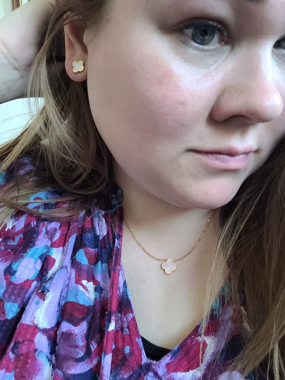 Customer photo review of Rosa Perlmutt Clover Kette | 18K vergoldet