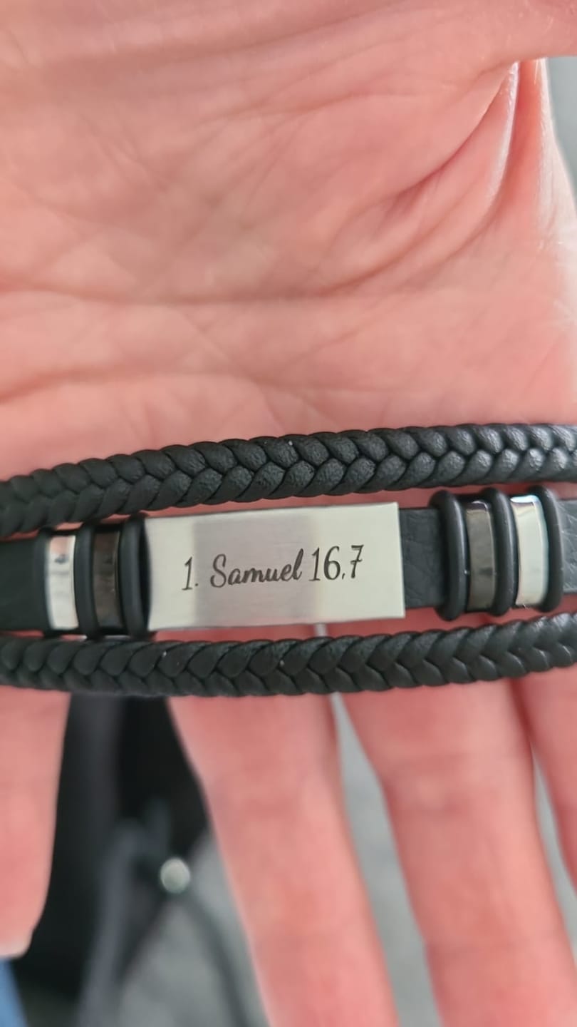 Customer photo review of Schwarzes Lederarmband "Leather & Plate" mit Gravur