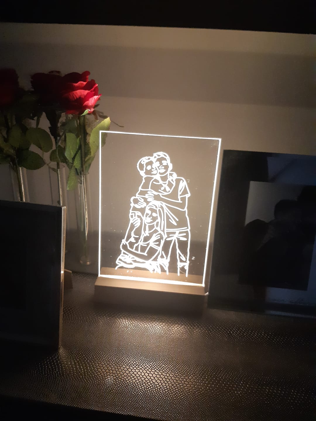 Customer photo review of Lâmpada Retrato Line Art Personalizado