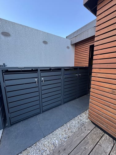Customer photo review of AlbersDesign Mülltonnenbox MB6 Anthrazit (RAL7016) personalisiert mit Edelstahl-Schildern