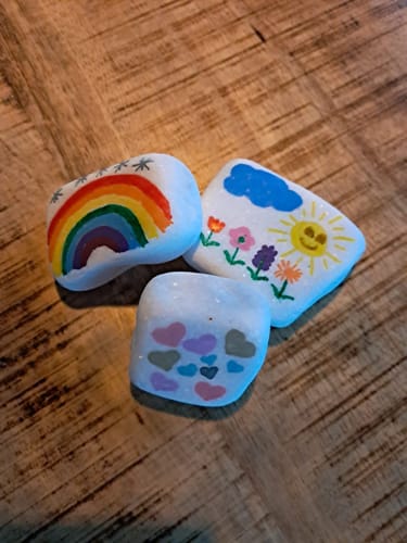 Customer photo review of 12/15 Stuks Santorini Schilderstenen 3-8 cm 1,5 KG Happy Stones + QR Codes voor de App