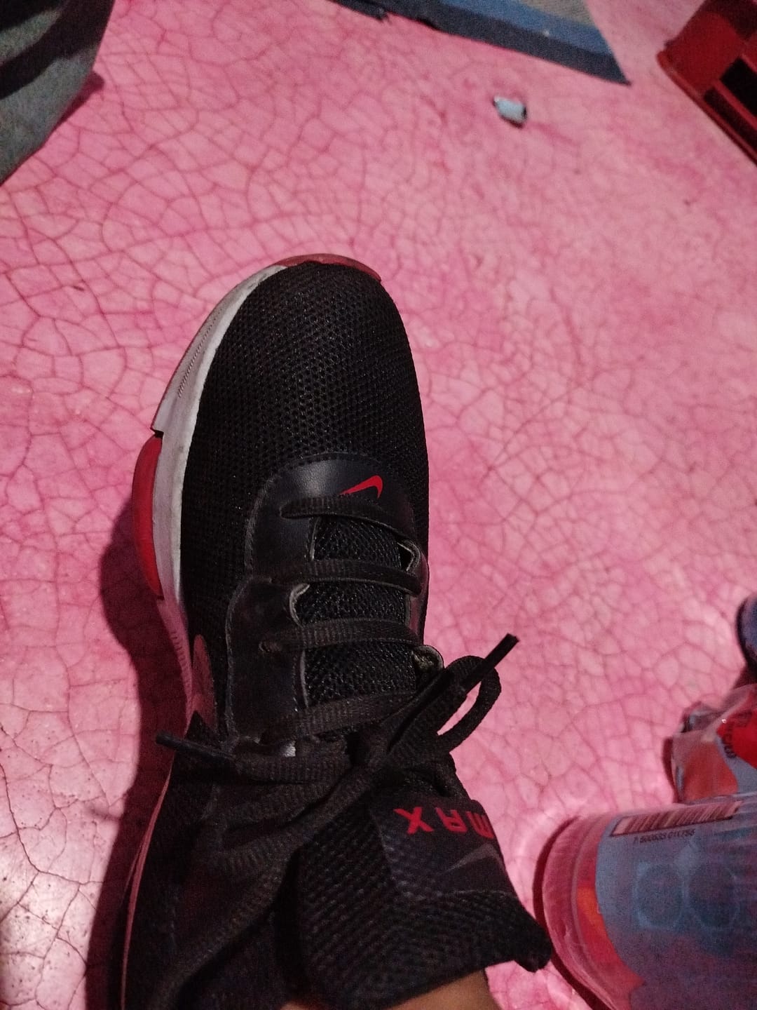 Customer photo review of Tenis 025 Negro Negro Rojo