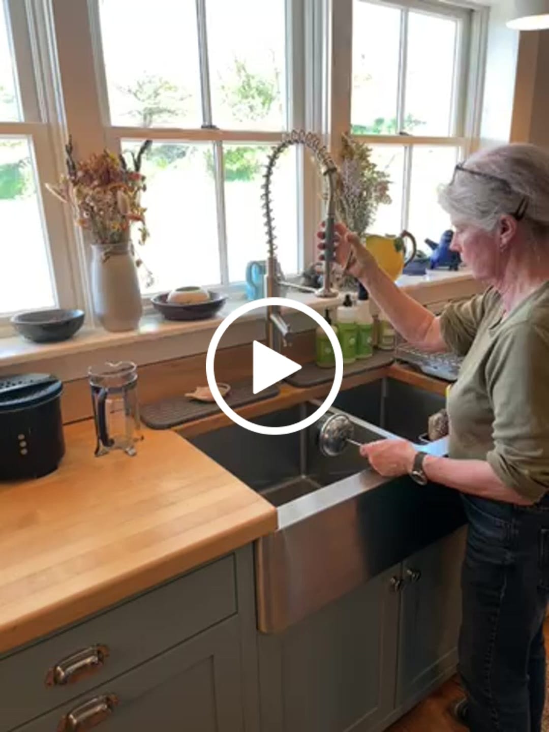 Customer video review of Klempner Professional Pull Down Spray Dual Handle Swivel Spout Kitchen Faucet