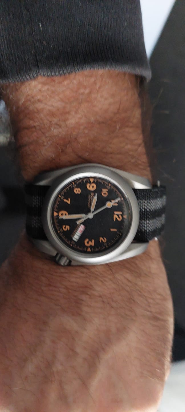 Customer photo review of VOYAGER - 100M Waterproof Titanium Automatic Field Watch | Volcanic Gray-Day,Date