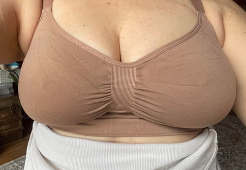 Customer photo review of Ashley - Seamless Shaping Bra with Adjustable Shoulder Straps