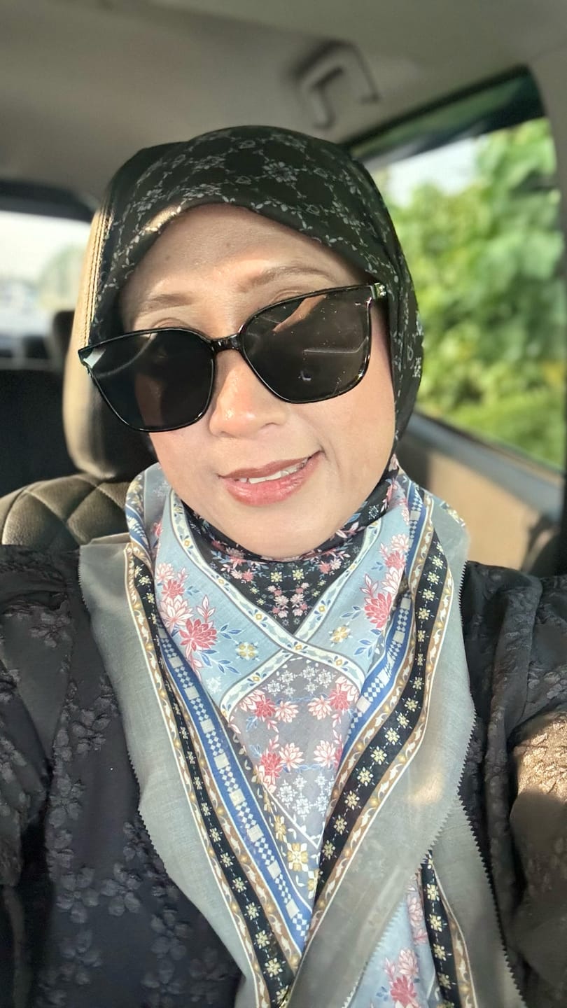 Customer photo review of Taylor Rectangular Framed Sunglasses