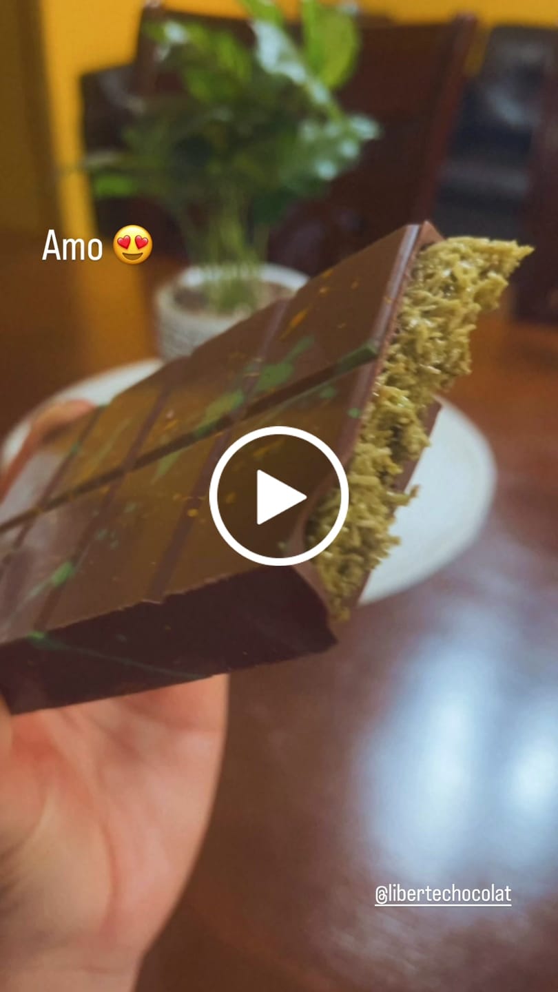Customer video review of Tableta Viral de Dubái Leche - Pistacho Habibi