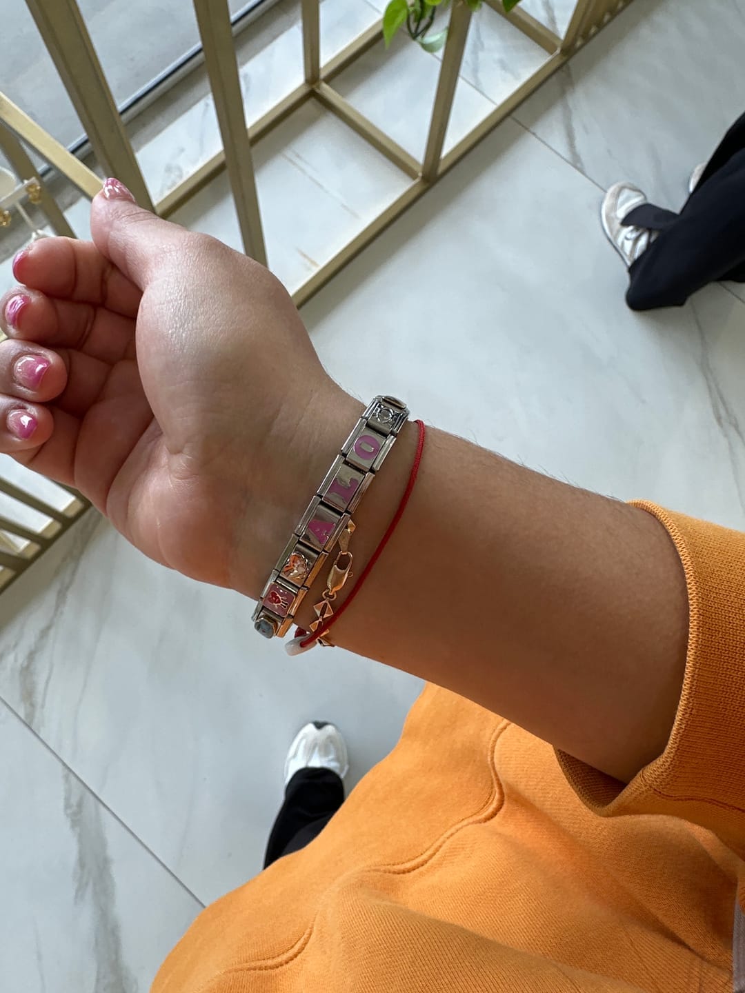 Customer photo review of Charm Inicial Rosa