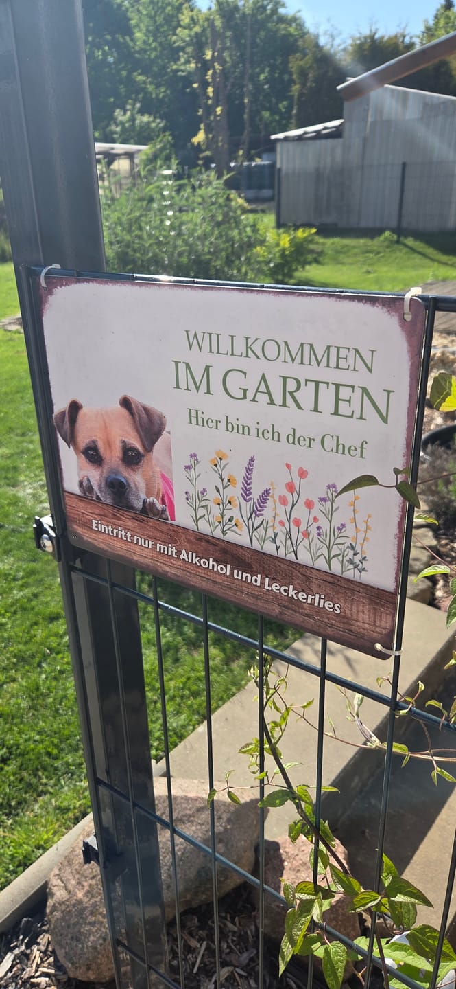 Customer photo review of Hunde Garten-Schild personalisiert mit Foto & Text (UV- und wetterfest)