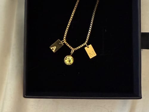 Customer photo review of Collar de Iniciales con Piedra de Aniversario