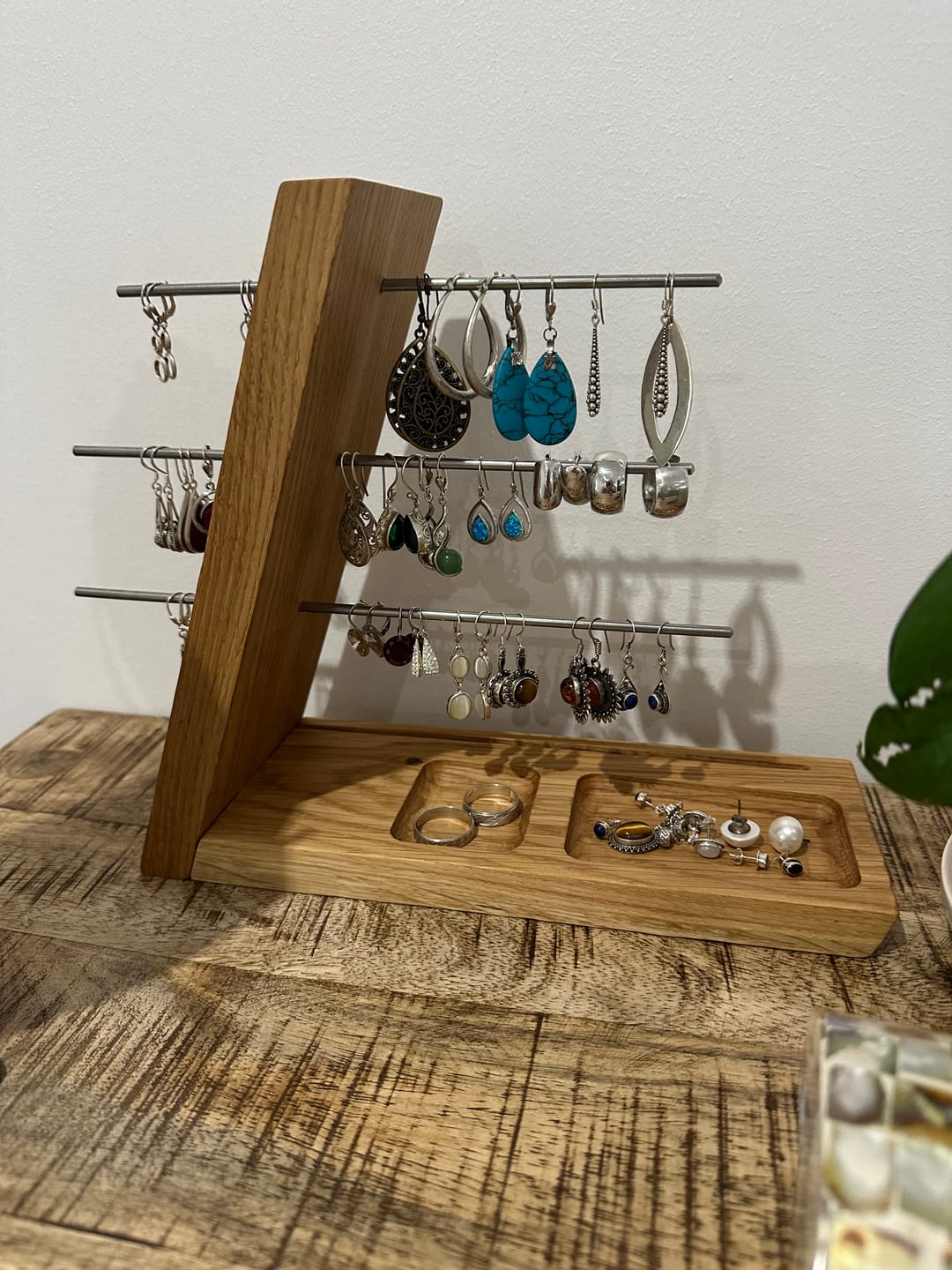 Customer photo review of Handgefertigter Schmuckständer – Ada aus edlem Eichen-Massivholz