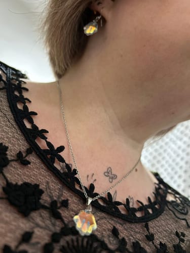 Customer photo review of Boucles d'oreilles pendantes mains de Fatma en verre