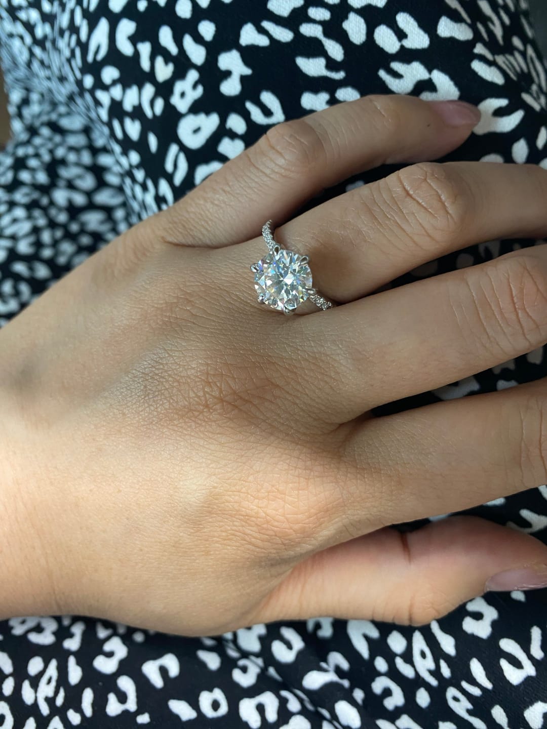 Customer photo review of Rodiffy Moissanite 2.0 Ct ～4.0 Ct Round Cut 6 Prong Promise Rings For Women