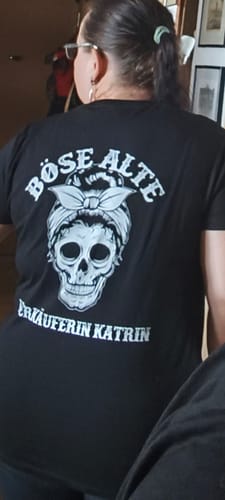 Customer photo review of Böse alte - Damen T-Shirt Rückendruck (Personalisiert)