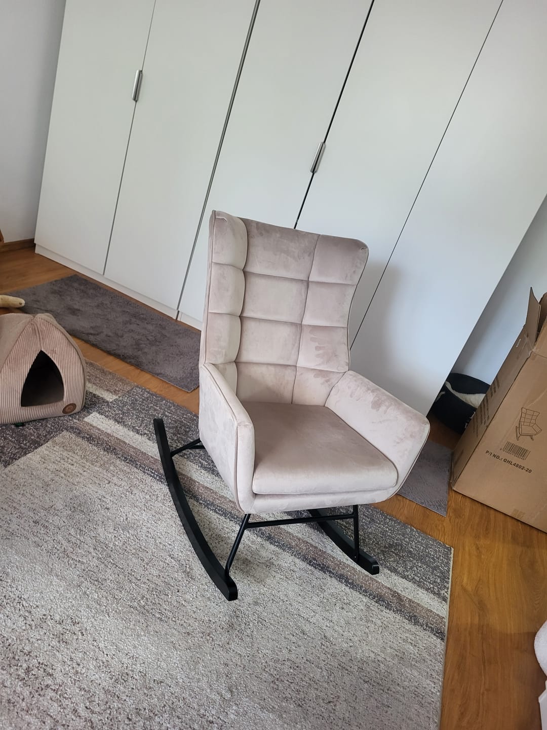 Customer photo review of Fotoliu balansoar BAZALTO, bej/negru, stofa catifelata, 70x90x92 cm