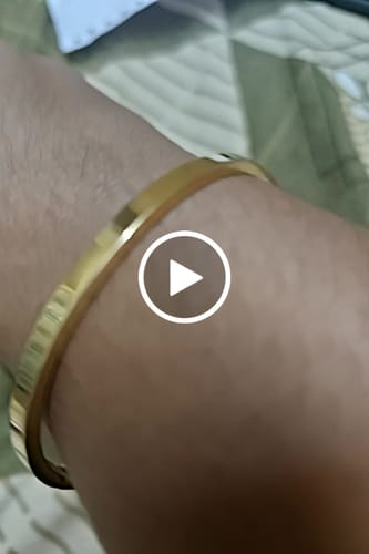 Customer video review of Plain Stackable Bangle Bracelet |4MM