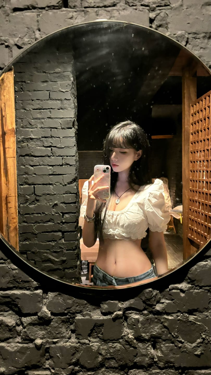 Customer photo review of Rase le sol Lace-Trimmed Puff Sleeve Crop Top