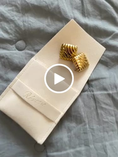 Customer video review of Orecchini "Abbraccio te"