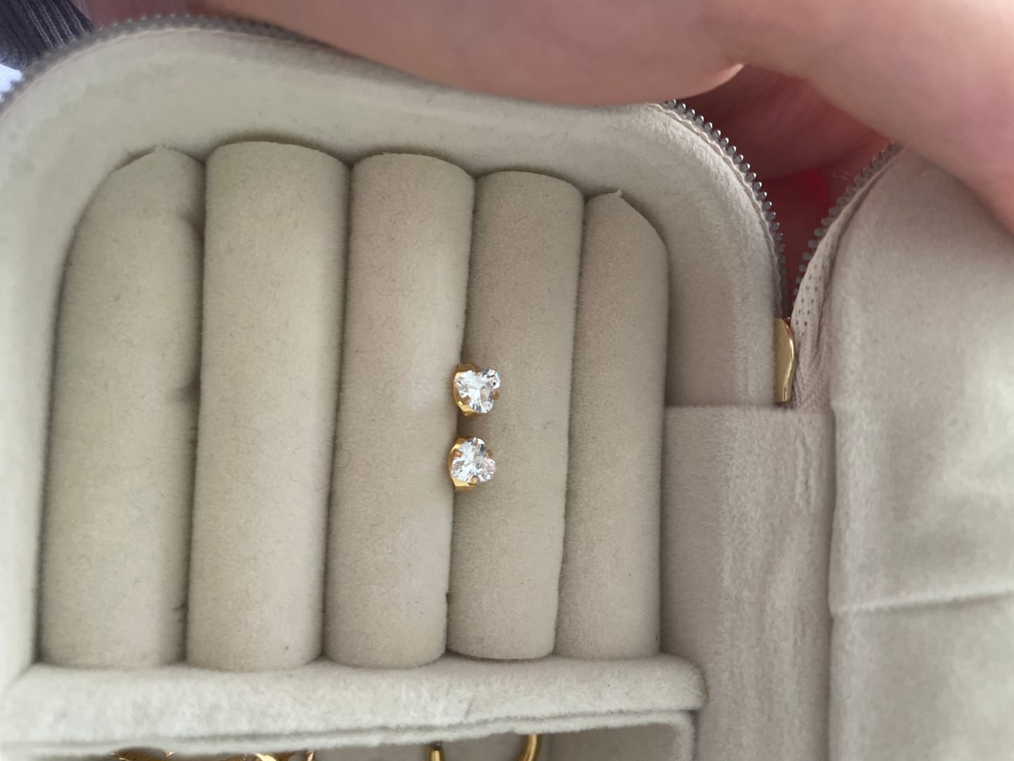 Customer photo review of Bright Heart Ohrstecker | 18K vergoldet