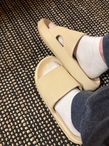 Customer photo review of HappyFlops