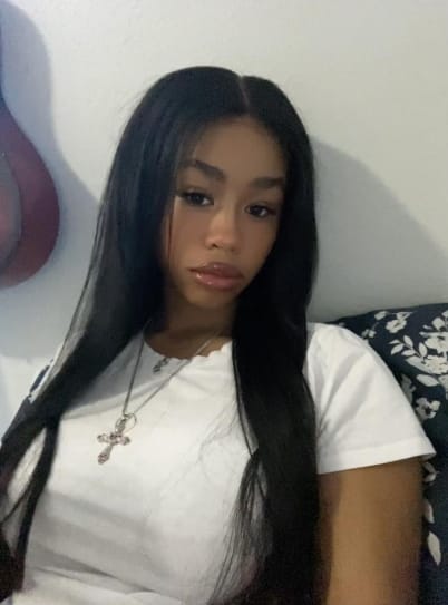 Customer photo review of MORE FACE 13x6 Lace Frontal Wig Preplucked Straight Human Hair Wigs With Baby Hair