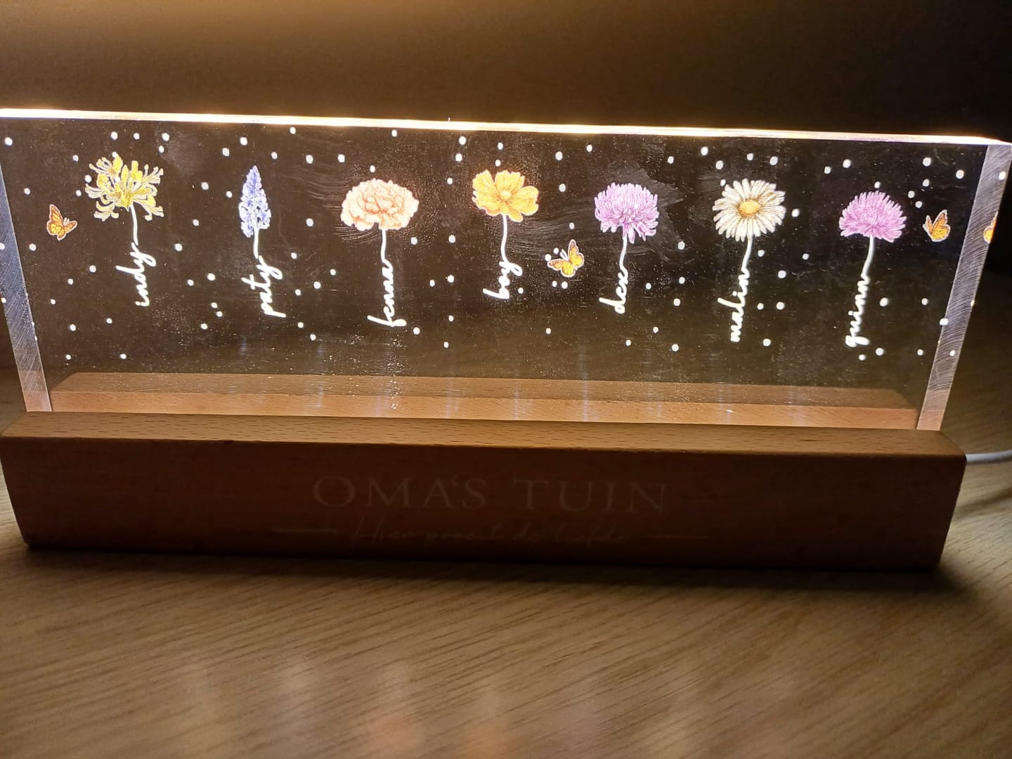 Customer photo review of Oma's Tuin - Gepersonaliseerd LED-display met bloemen en namen