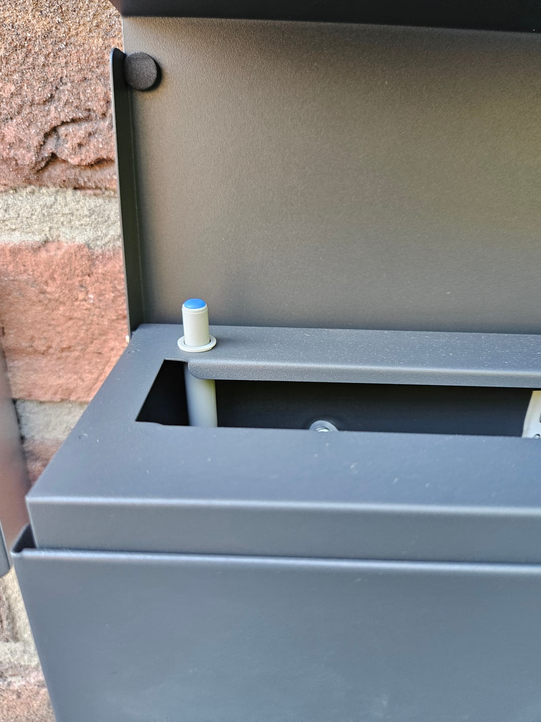 Customer photo review of Absenkautomatik für Briefkastendeckel