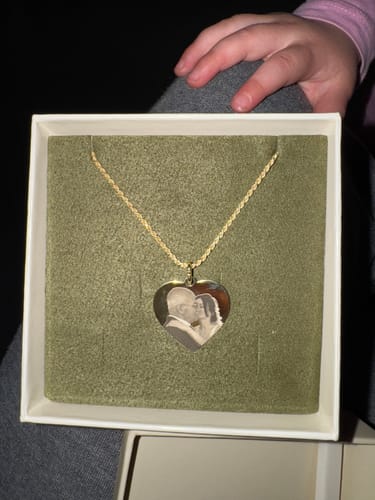 Customer photo review of Collana Foto Incisa Personalizzata Cuore Maglia Corda