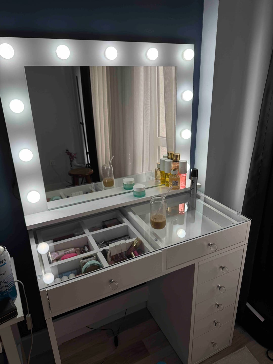Customer photo review of Rani BJ117 Hollywood Işıklı Aynalı Kulis Makyaj Masası Cam Tablalı 7 Çekmeceli Takı Düzenleyici Beyaz