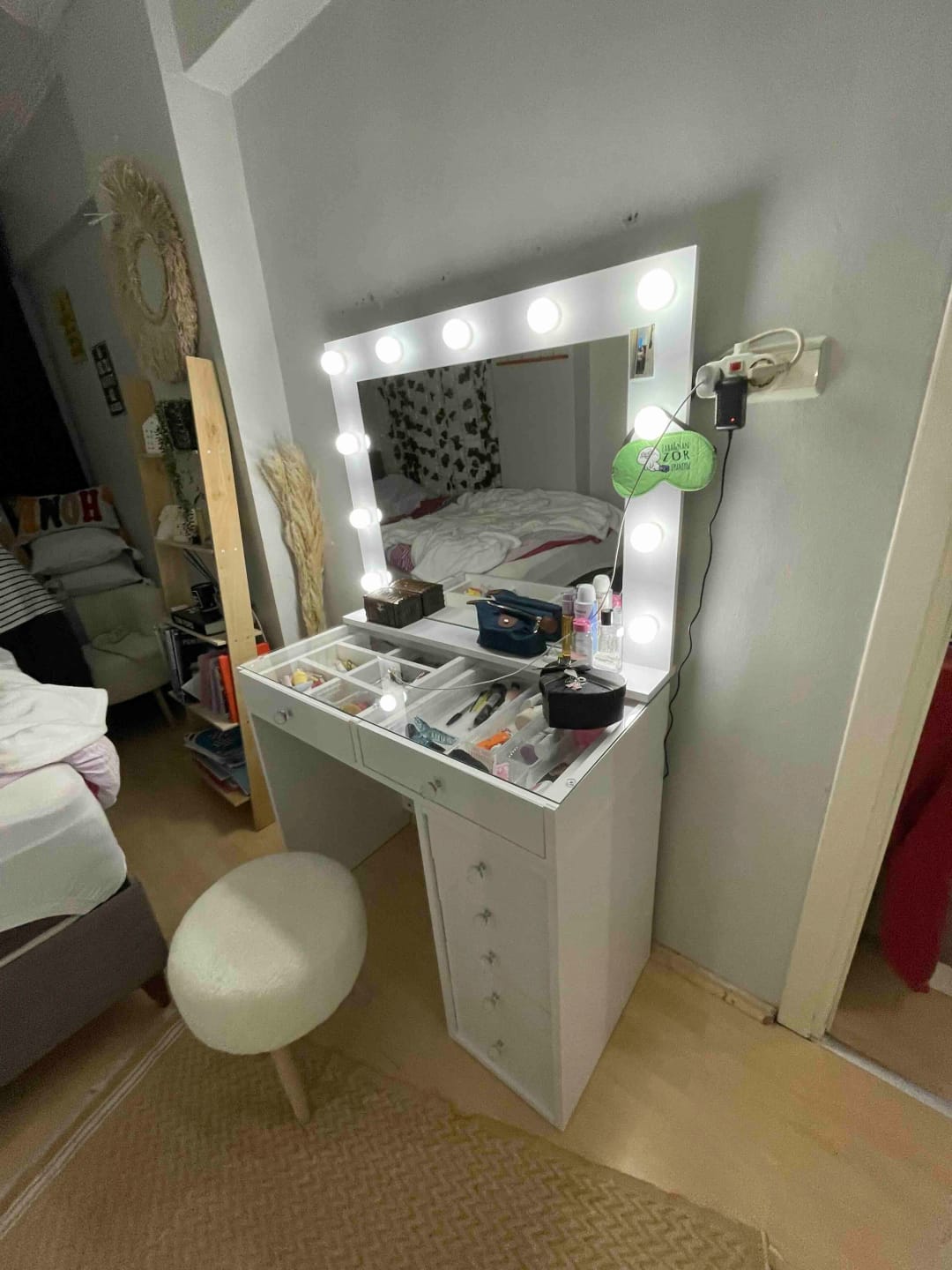 Customer photo review of Rani BJ117 Hollywood Işıklı Aynalı Kulis Makyaj Masası Cam Tablalı 7 Çekmeceli Takı Düzenleyici Beyaz