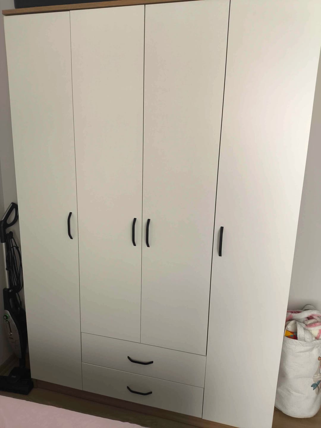 Customer photo review of Rani BA112 Geniş Gardırop Elbise Dolabı 4 Kapaklı 2 Çekmeceli 13 Raflı 1 Askılı Sepet Ceviz - Beyaz