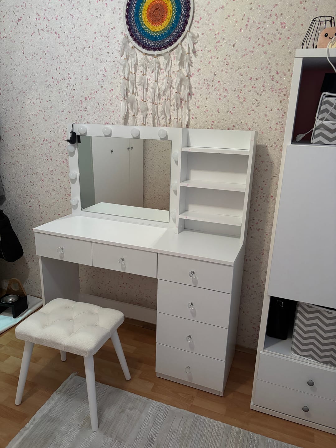 Customer photo review of Rani BJ127 Hollywood Işıklı Aynalı Kulis Makyaj Masası 6 Çekmeceli Takı Düzenleyici Beyaz