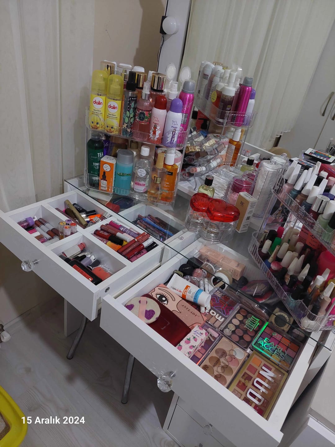 Customer photo review of Rani BJ117 Hollywood Işıklı Aynalı Kulis Makyaj Masası Cam Tablalı 7 Çekmeceli Takı Düzenleyici Beyaz