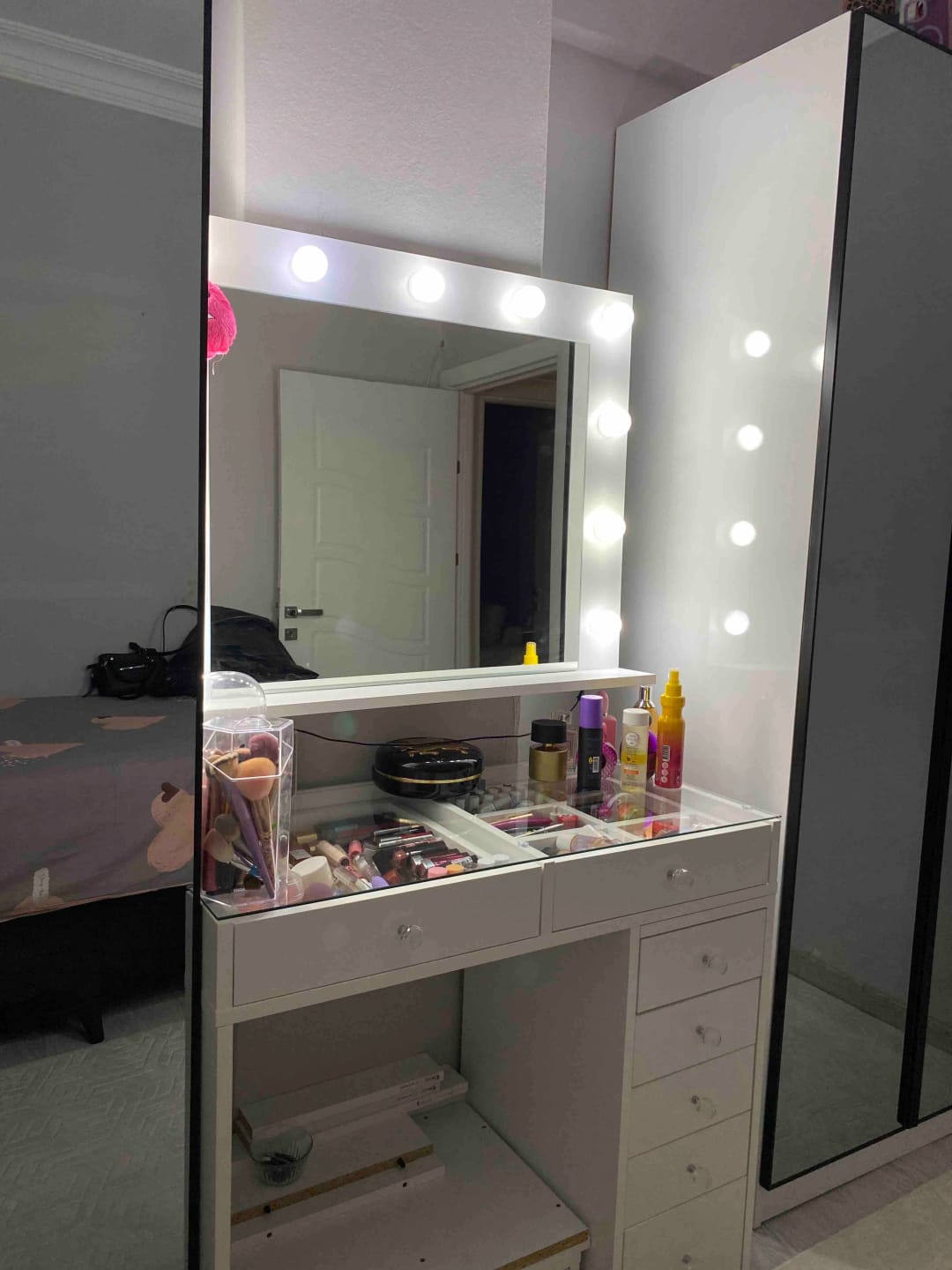 Customer photo review of Rani BJ117 Hollywood Işıklı Aynalı Kulis Makyaj Masası Cam Tablalı 7 Çekmeceli Takı Düzenleyici Beyaz