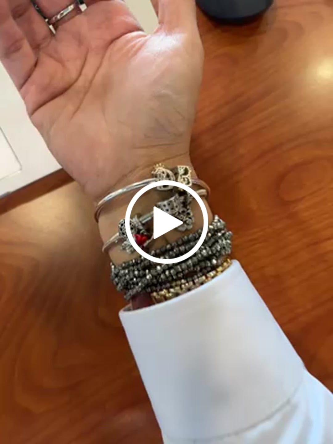 Customer video review of Pulsera Atrapasueños Floral