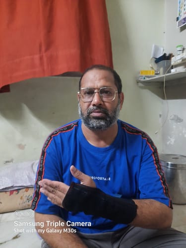 Customer photo review of Universal Cockup Support | Wrist Support For Colle's fracture | Wrist sprain/strain | Arthritis | Post-operative support | Pain Reliever | (Black)